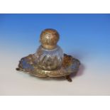 A VICTORIAN SILVER AND CUT GLASS INKWELL ON STAND DATED 1894 FOR JOHN GRINSELL AND SONS. WEIGHABLE