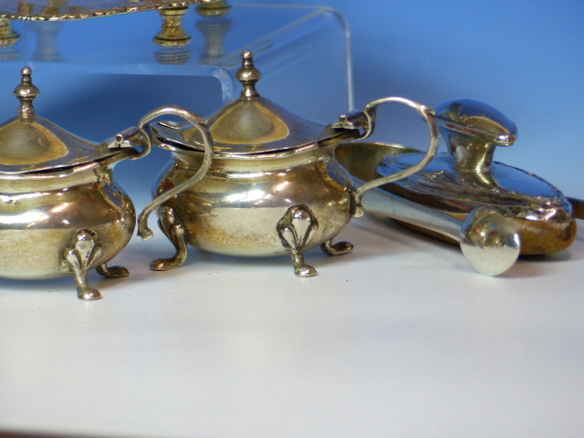 A QUANTITY OF HALLMARKED SILVER, ETC TO INCLUDE A CREAMER. ASHTRAY,SUGAR NIPS, A THREE PART CRUET - Image 13 of 22