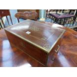 AN ANGLO INDIAN BRASS INLAID ROSEWOOD DRESSING TABLE BOX CONTAINING TWO MIRRORS, COMPARTMENTAL TRAY