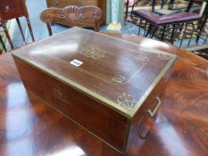 AN ANGLO INDIAN BRASS INLAID ROSEWOOD DRESSING TABLE BOX CONTAINING TWO MIRRORS, COMPARTMENTAL TRAY