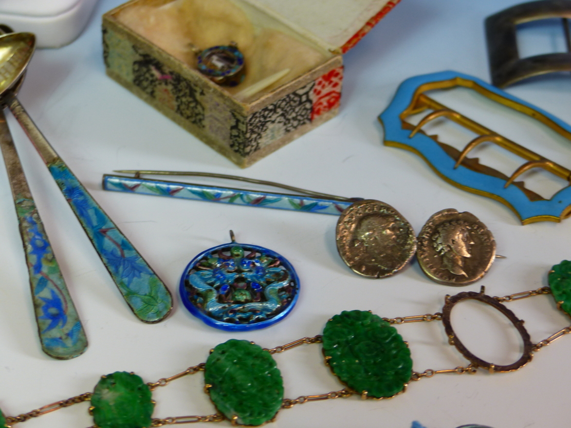 A SELECTION OF ORIENTAL BLUE ENAMELLED JEWELLERY TOGETHER WITH AN IVORY AND WHITE METAL FISH BROOCH, - Image 19 of 27