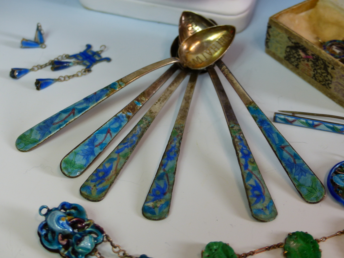 A SELECTION OF ORIENTAL BLUE ENAMELLED JEWELLERY TOGETHER WITH AN IVORY AND WHITE METAL FISH BROOCH, - Image 21 of 27