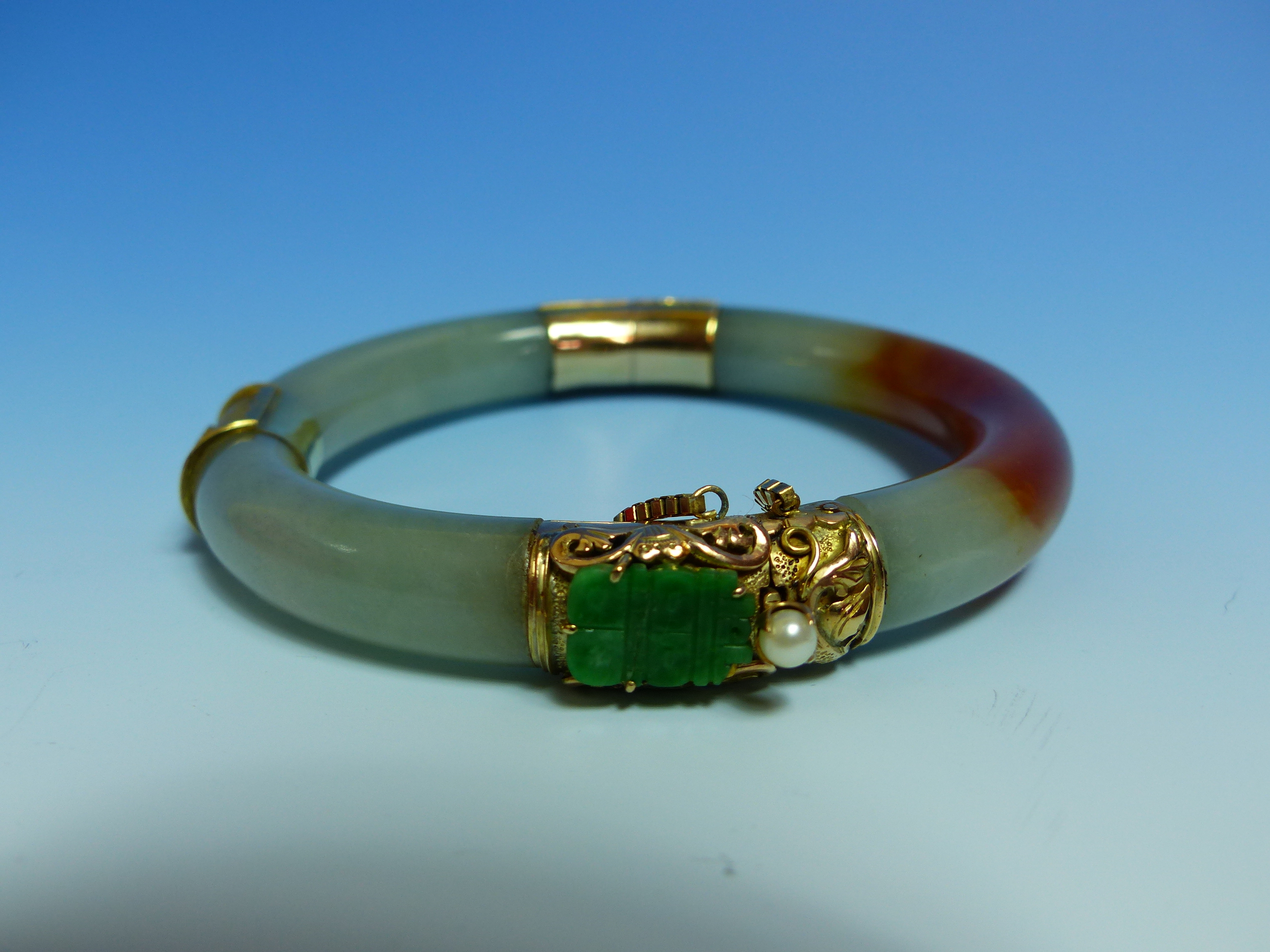 A 14K STAMPED GOLD MOUNTED JADE BANGLE FINISHED WITH A CARVED FISH, JADE AND PEARL CLASP COMPLETE - Image 24 of 38