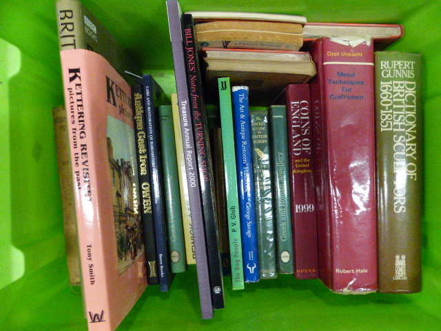 A LARGE QUANTITY OF BOOKS ON ANTIQUES, ART, RESTORATION AND OTHER SUBJECTS.