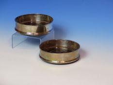 A PAIR OF SILVER HALLMARKED WINE COASTERS FOR DAVID R MILLS, DATED 1990. Dia. 12.5cms.