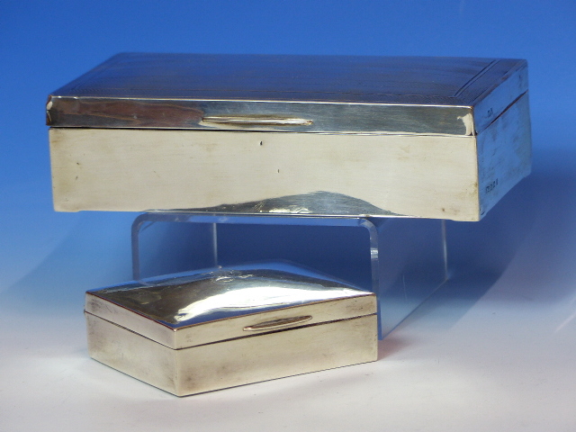 A SILVER HALLMARKED WOOD LINED CIGARETTE BOX, TOGETHER WITH A SMALLER SIMILAR EXAMPLE. LARGER - Image 6 of 26