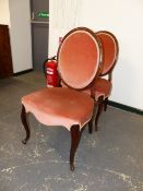 A PAIR OF ANTIQUE CARVED MAHOGANY FRENCH HEPPLEWHITE STYLE SALON CHAIRS WITH OVAL BACKS AND SCROLL