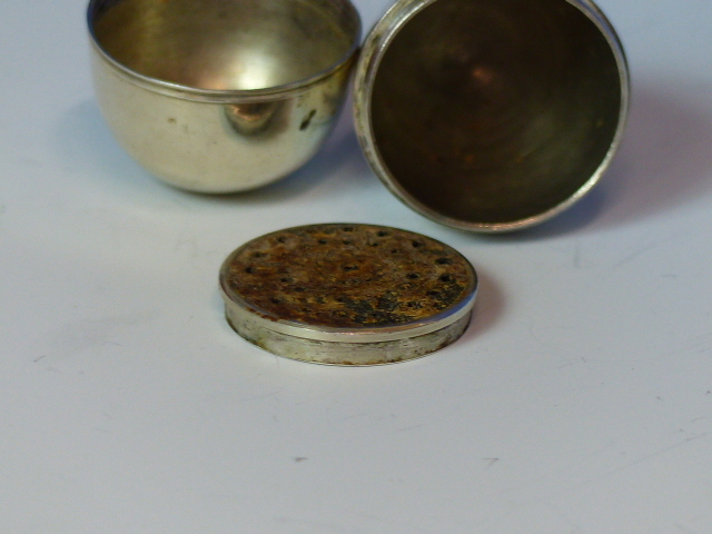 AN ANTIQUE WHITE METAL EGG FORM NUTMEG POT WITH INTEGRAL GRATER- NO ASSAY MARKS BUT BEARING "S M" - Image 7 of 14