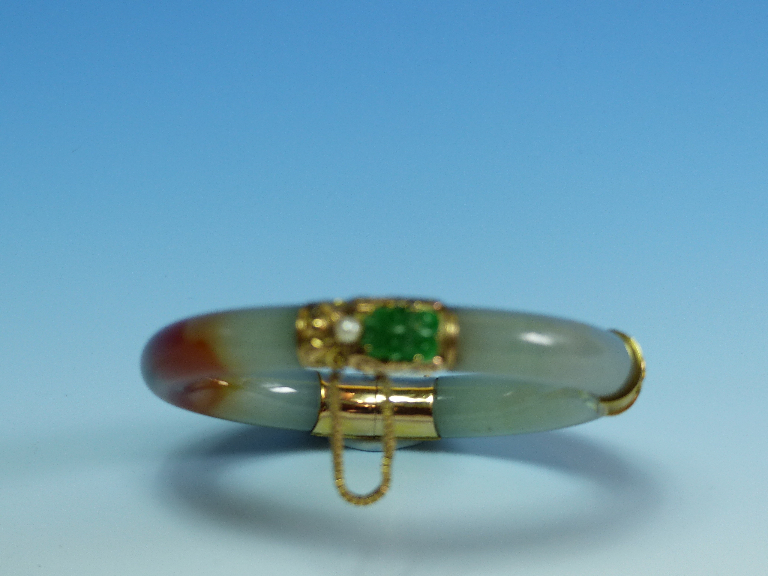 A 14K STAMPED GOLD MOUNTED JADE BANGLE FINISHED WITH A CARVED FISH, JADE AND PEARL CLASP COMPLETE - Image 13 of 38