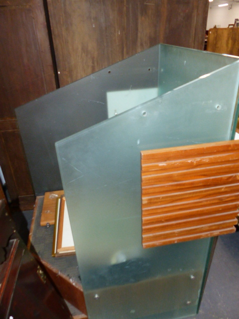 A BESPOKE GLASS AUCTIONEER'S ROSTRUM. - Image 3 of 4