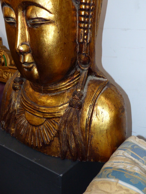 A GOLD LACQUERED WOOD HEAD OF GUANYAN WEARING A JEWELLED DIADEM AND A HALF DAISY HEAD PENDANT. H. - Image 5 of 5