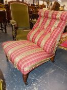 A VICTORIAN BUTTON BACK PINK CHEQUER UPHOLSTERED NURSING CHAIR WITH TURNED FRONT LEGS ON BLACK