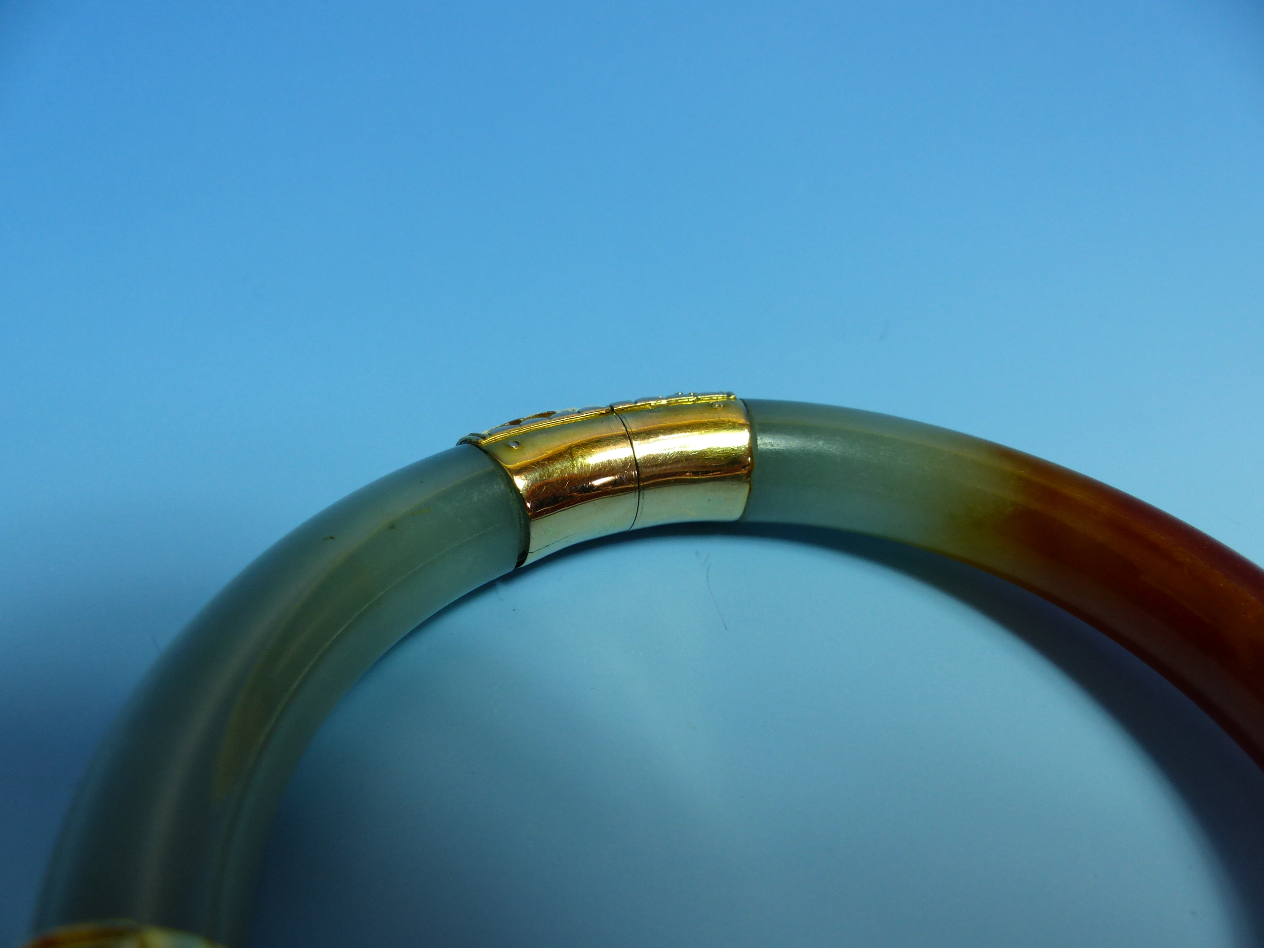 A 14K STAMPED GOLD MOUNTED JADE BANGLE FINISHED WITH A CARVED FISH, JADE AND PEARL CLASP COMPLETE - Image 30 of 38