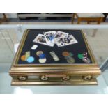 A GILT METAL MOUNTED PIETRA DURA GAMES BOX, THE BLACK GROUND LID INLAID WITH FOUR KING CARDS AND