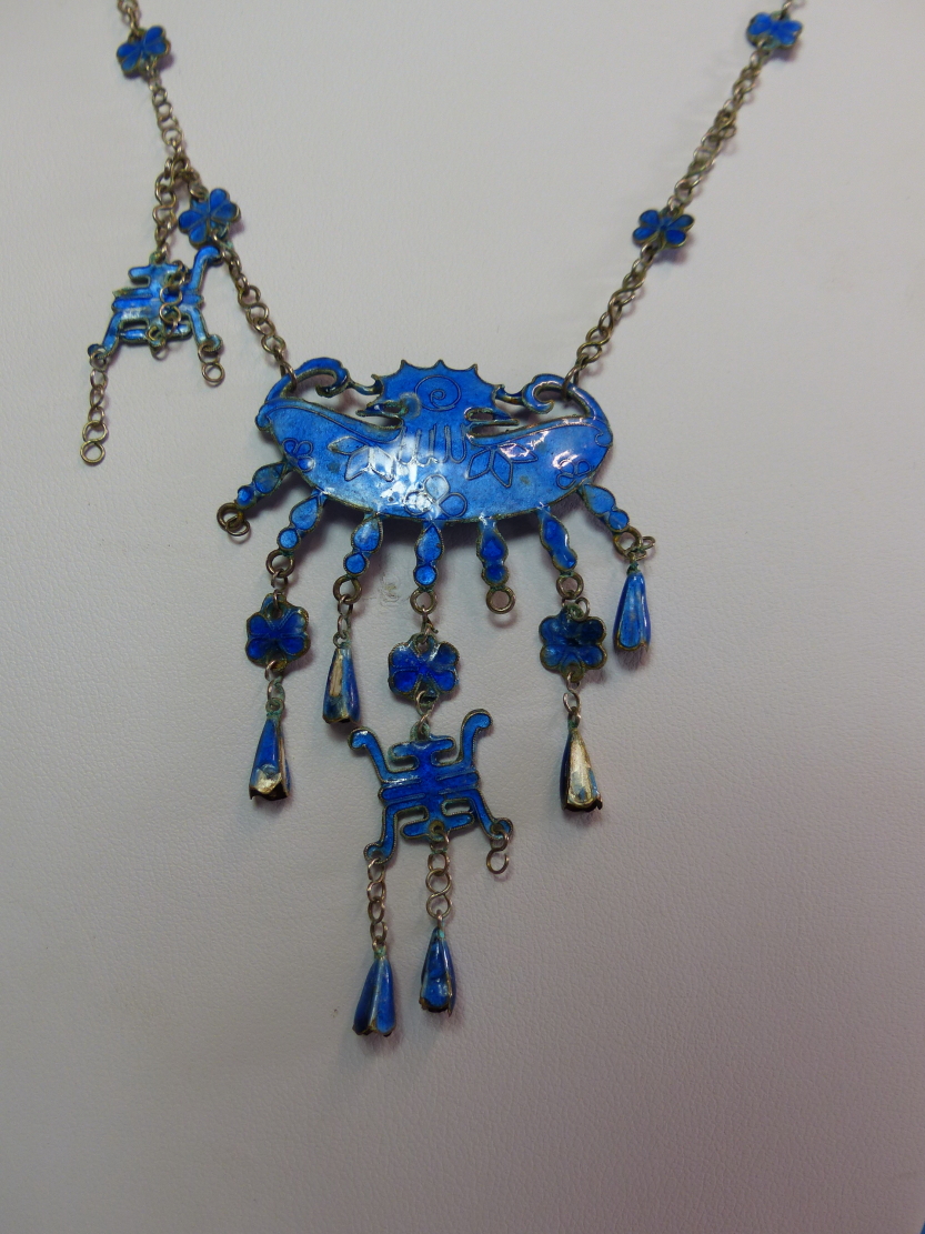 A SELECTION OF ORIENTAL BLUE ENAMELLED JEWELLERY TOGETHER WITH AN IVORY AND WHITE METAL FISH BROOCH, - Image 3 of 27