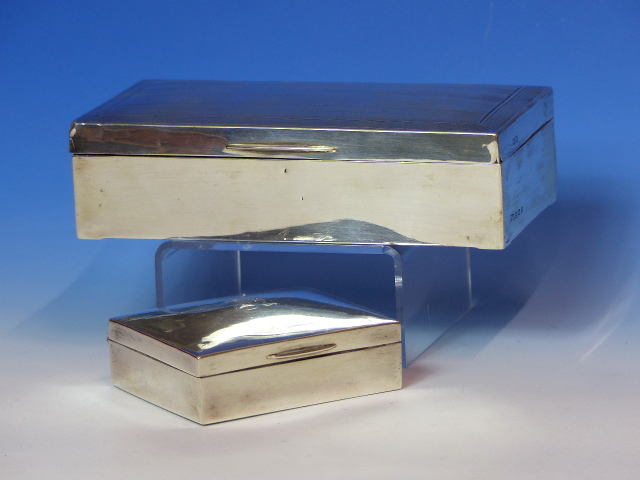 A SILVER HALLMARKED WOOD LINED CIGARETTE BOX, TOGETHER WITH A SMALLER SIMILAR EXAMPLE. LARGER - Image 4 of 26