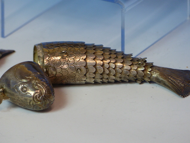 TWO WHITE METAL ARTICULATED FISH JUDAICA, BESAMIM/ SPICE CONTAINERS AND A WIRE WORK BASKET. - Image 14 of 20