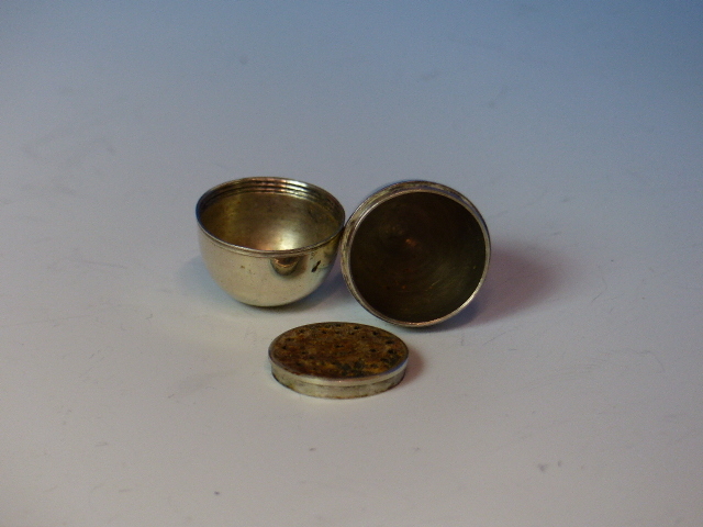 AN ANTIQUE WHITE METAL EGG FORM NUTMEG POT WITH INTEGRAL GRATER- NO ASSAY MARKS BUT BEARING "S M" - Image 12 of 14