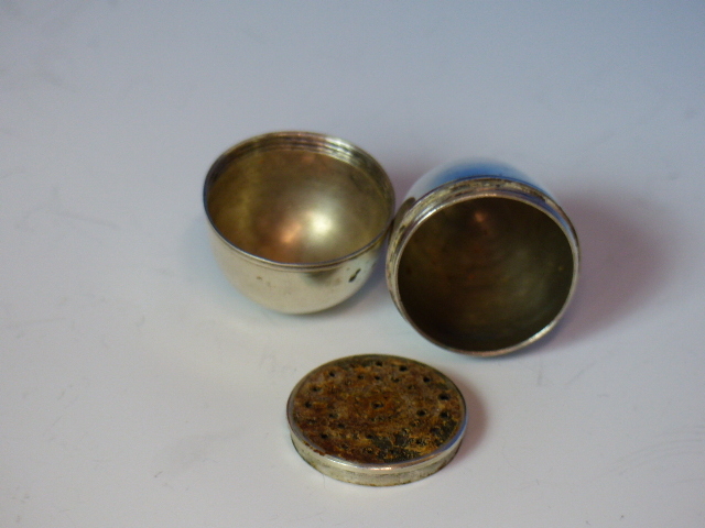 AN ANTIQUE WHITE METAL EGG FORM NUTMEG POT WITH INTEGRAL GRATER- NO ASSAY MARKS BUT BEARING "S M" - Image 14 of 14