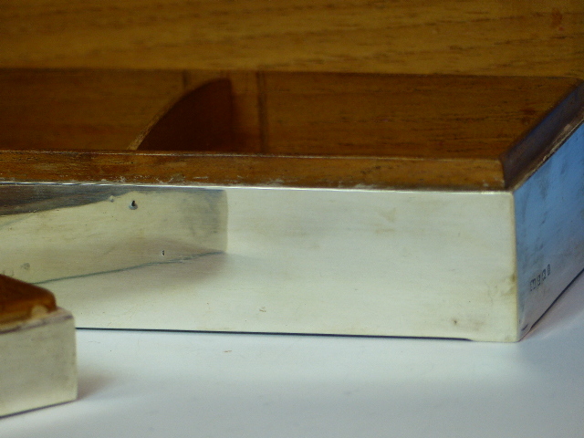 A SILVER HALLMARKED WOOD LINED CIGARETTE BOX, TOGETHER WITH A SMALLER SIMILAR EXAMPLE. LARGER - Image 22 of 26