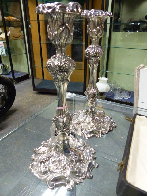 A PAIR OF HALLMARKED SILVER REPOUSSE DECORATED CANDLE STICKS BIRMINGHAM ASSAY MARKS, 1916, - Image 23 of 23