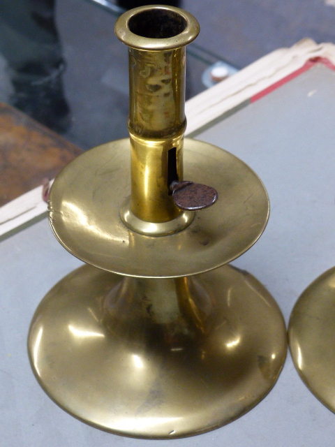 A PAIR OF 18th.C.BRASS CANDLESTICKS WITH IRON EJECTOR RODS IN THE CYLINDRICAL COLUMNS ABOVE THE WIDE - Image 5 of 19