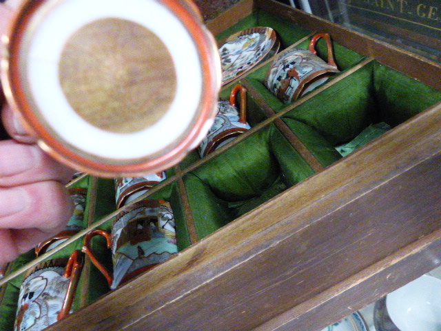 A WOODEN CASED PART SET OF KUTANI EGSHELL COFFEE CANS AND SAUCERS. - Image 10 of 16