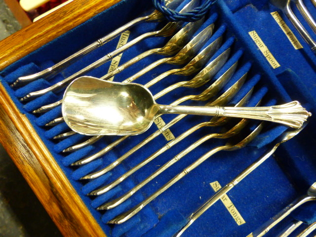 ELECTROPLATE. AN OAK CASED CANTEEN OF BARNARD CUTLERY, APPROXIMATELY TWELVE PLACE SETTINGS TOGETHER - Image 5 of 20