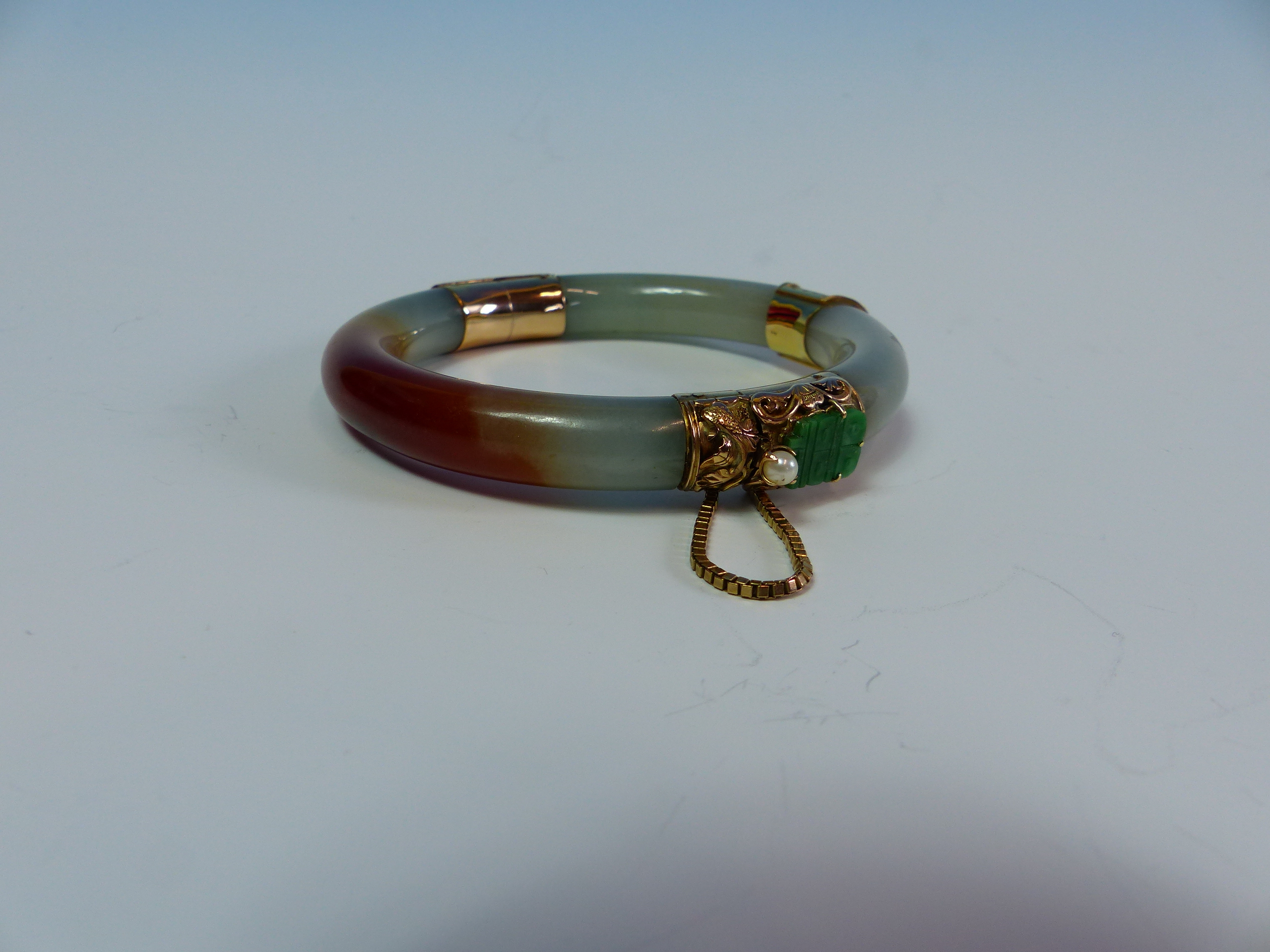 A 14K STAMPED GOLD MOUNTED JADE BANGLE FINISHED WITH A CARVED FISH, JADE AND PEARL CLASP COMPLETE - Image 4 of 38