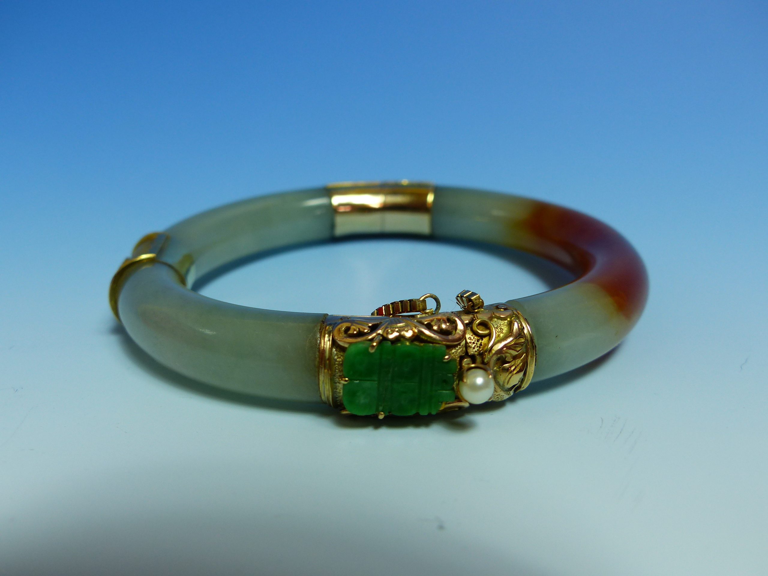 A 14K STAMPED GOLD MOUNTED JADE BANGLE FINISHED WITH A CARVED FISH, JADE AND PEARL CLASP COMPLETE - Image 23 of 38