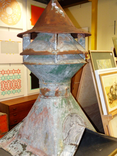 A SHEET PARTIALLY TINNED IRON CHIMNEY COWL, THE HAT SHAPED TOP WITH GILT SPIRE FINIAL AND RAISED