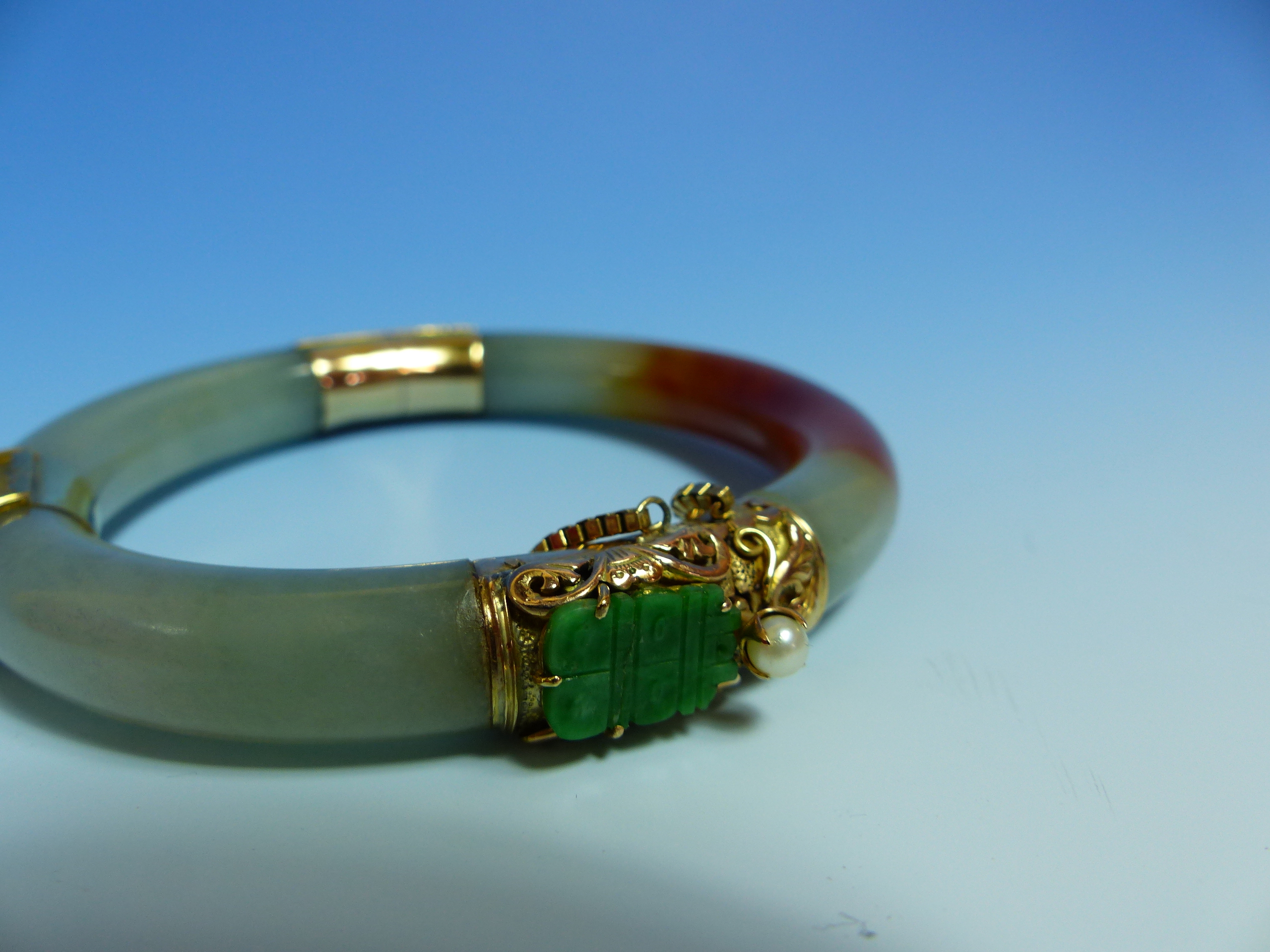 A 14K STAMPED GOLD MOUNTED JADE BANGLE FINISHED WITH A CARVED FISH, JADE AND PEARL CLASP COMPLETE - Image 28 of 38