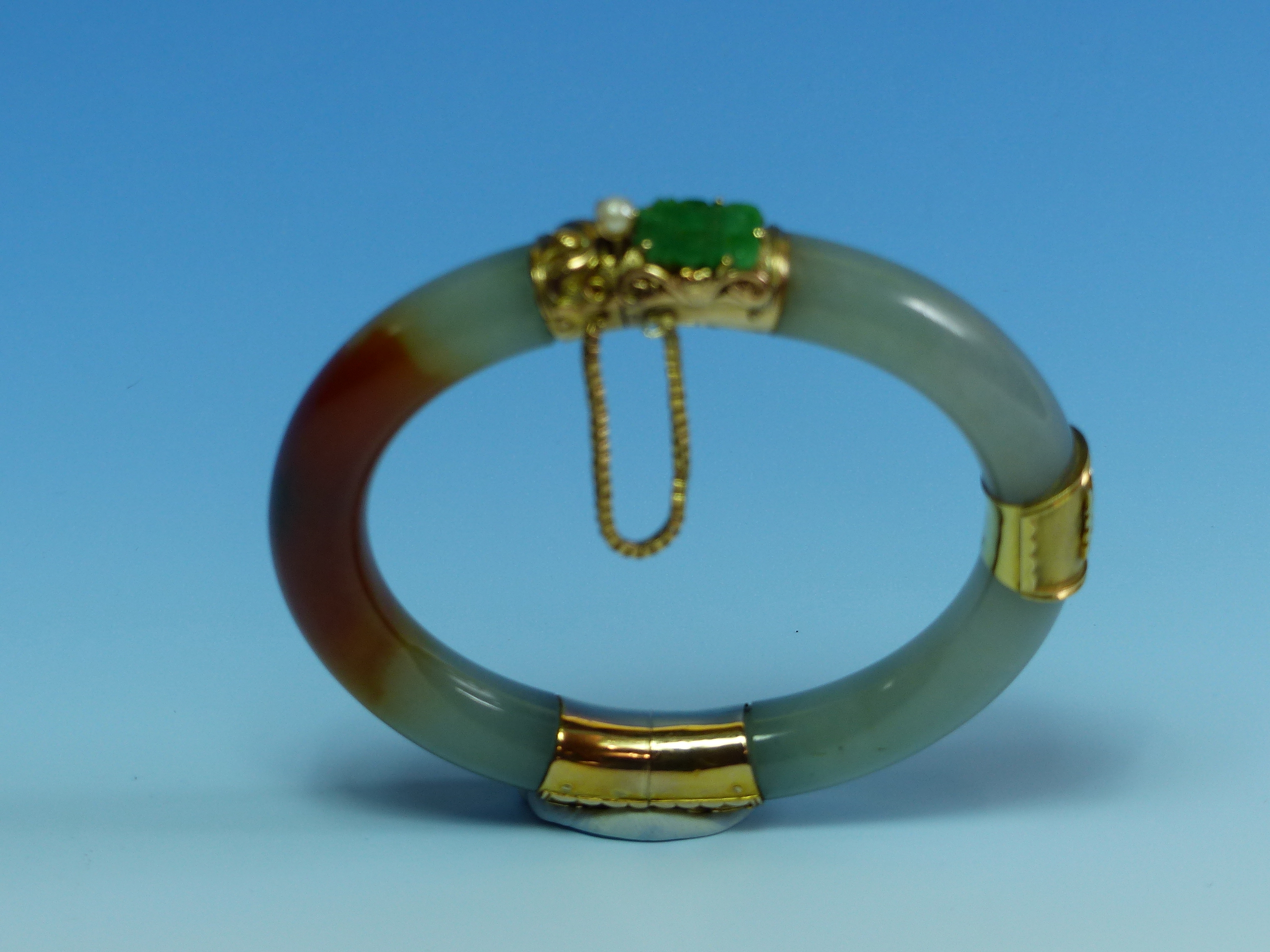 A 14K STAMPED GOLD MOUNTED JADE BANGLE FINISHED WITH A CARVED FISH, JADE AND PEARL CLASP COMPLETE - Image 9 of 38