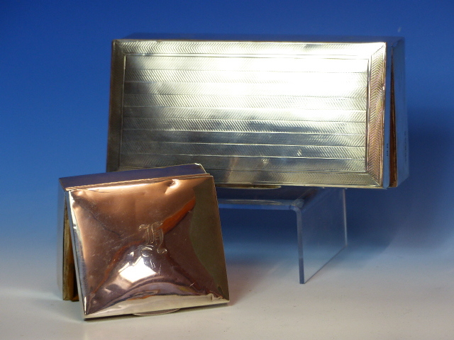 A SILVER HALLMARKED WOOD LINED CIGARETTE BOX, TOGETHER WITH A SMALLER SIMILAR EXAMPLE. LARGER - Image 8 of 26