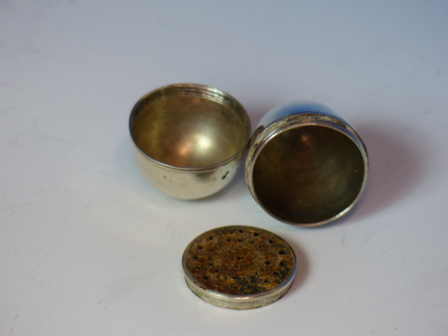 AN ANTIQUE WHITE METAL EGG FORM NUTMEG POT WITH INTEGRAL GRATER- NO ASSAY MARKS BUT BEARING "S M" - Image 13 of 14