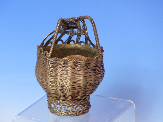 TWO WHITE METAL ARTICULATED FISH JUDAICA, BESAMIM/ SPICE CONTAINERS AND A WIRE WORK BASKET. - Image 7 of 20