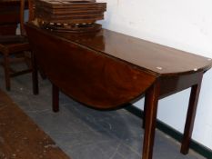 A GEO.III.STYLE MAHOGANY WAKE TABLE WITH GATE LEG DROP LEAVES ON MOULDED SQUARE LEGS. 178 x 130 x