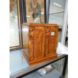 A MID VICTORIAN WALNUT VENEERED TABLE TOP CABINET OF THREE DRAWERS. 32 x 28 x 19.5cms TOGETHER