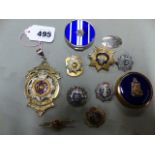 A COLLECTION OF MILITARY RELATED BADGES AND BROOCHES, PENDANTS AND COMMEMORATIVE INSIGNIA FOR THE