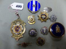 A COLLECTION OF MILITARY RELATED BADGES AND BROOCHES, PENDANTS AND COMMEMORATIVE INSIGNIA FOR THE