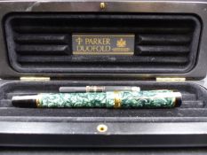 PARKER DUOFOLD CENTENNIAL FOUNTAIN PEN IN GREEN MARBLE WITH AN 18ct GOLD NIB.