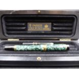 PARKER DUOFOLD CENTENNIAL FOUNTAIN PEN IN GREEN MARBLE WITH AN 18ct GOLD NIB.