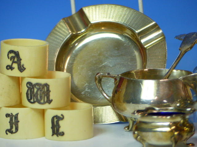 A QUANTITY OF HALLMARKED SILVER, ETC TO INCLUDE A CREAMER. ASHTRAY,SUGAR NIPS, A THREE PART CRUET - Image 8 of 22