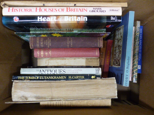 A LARGE QUANTITY OF BOOKS ON ANTIQUES, ART, RESTORATION AND OTHER SUBJECTS. - Image 2 of 3