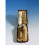 AN 18ct STAMPED GOLD COLLAR AND HINGE CASED SCENT BOTTLE, INSET WITH A CABOCHON PURPLE GLASS