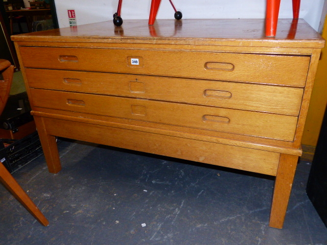 A GOOD MID CENTURY OAK THREE DRAWER PLAN CHEST RAISED ON SQUARE TAPERED LEGS. 122 x 89 x H.73cms. - Image 5 of 6