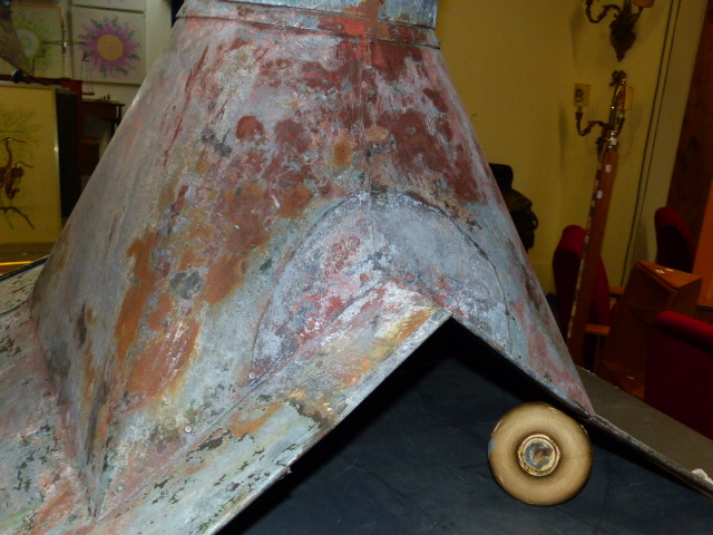 A SHEET PARTIALLY TINNED IRON CHIMNEY COWL, THE HAT SHAPED TOP WITH GILT SPIRE FINIAL AND RAISED - Image 7 of 8