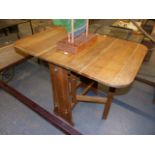 A SMALL ARTS AND CRAFTS OAK DROP LEAF OCCASIONAL TABLE WITH MORTICE PEGGED STRETCHERS. 92 x 61 x H.