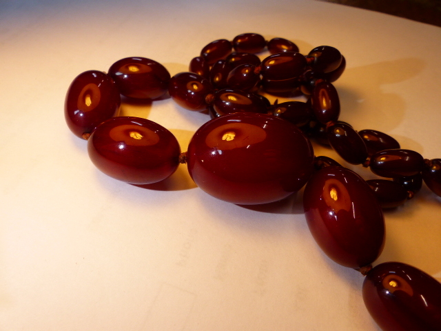 A GRADUATED ROW OF CHERRY AMBER BEADS, KNOTTED. LENGTH 76cms, WEIGHT 60 grams. - Image 17 of 21