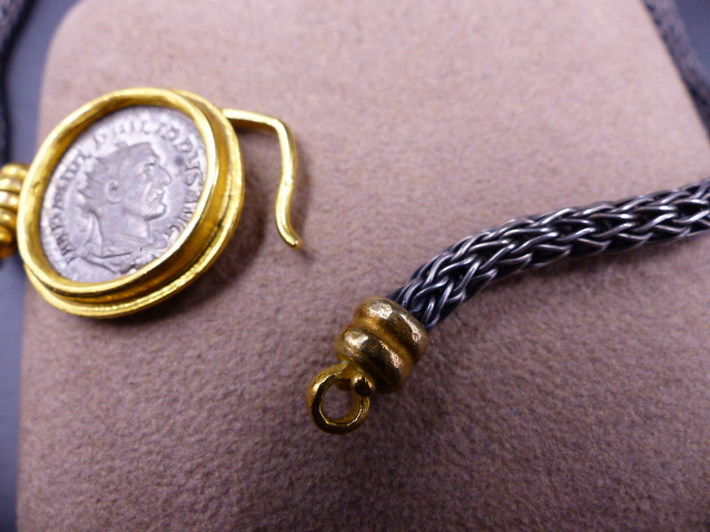 AN EARLY ROMAN COIN MOUNTED AS A PENDANT IN YELLOW METAL ATTACHED TO A WHITE METAL CHAIN. - Image 4 of 5